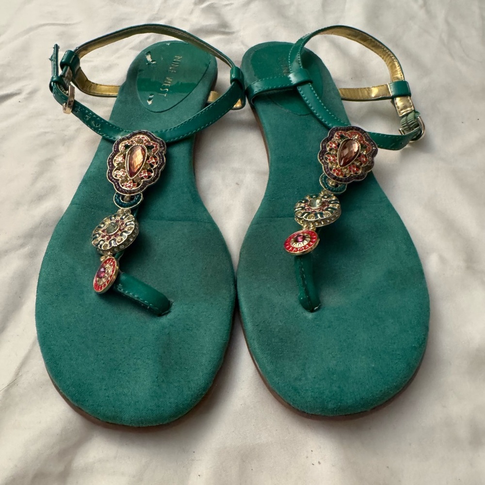 Nine West Rhinestone Strappy Sandals Flats green 
women’s size 6